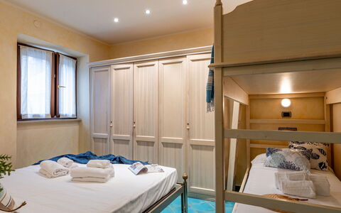 Suite la Torre: Lit, Meubles, Design Intérieur, Chambre, Bois, Pièce, Sol, Sol, Plafond, Textile