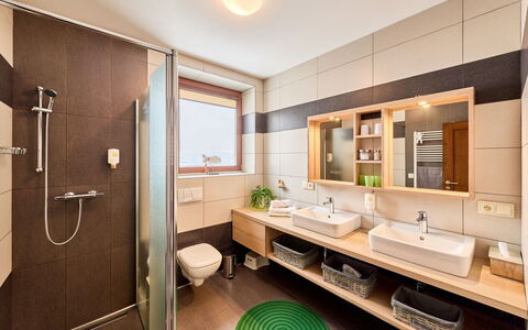 Vysoké Nad Jizerou 56: Design Intérieur, Sol, Lavabo, Luminaire Plomberie, Plafond, Sol, Évier, Robinet, Salle De Bains, Armoire De Toilette