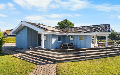 Sybil - 350M from the Sea: Toit, Domicile, Porte, Chalet, Ombre, Siding, Cour, Biens, Arrière-Cour