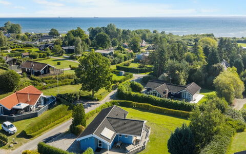 Sybil - 350M from the Sea: Toit, Domicile, Porte, Chalet, Ombre, Siding, Cour, Biens, Arrière-Cour