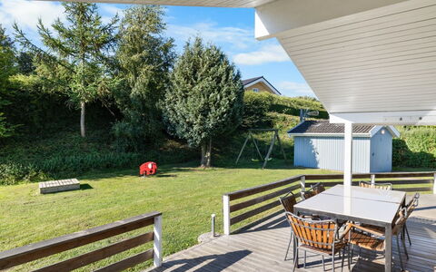 Sybil - 350M from the Sea: Toit, Domicile, Porte, Chalet, Ombre, Siding, Cour, Biens, Arrière-Cour