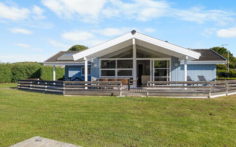 Sybil - 350M from the Sea: Toit, Domicile, Porte, Chalet, Ombre, Siding, Cour, Biens, Arrière-Cour