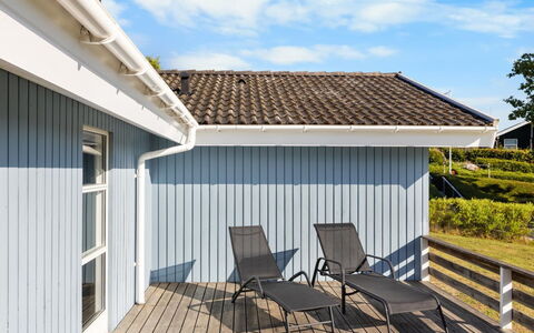 Sybil - 350M from the Sea: Toit, Domicile, Porte, Chalet, Ombre, Siding, Cour, Biens, Arrière-Cour