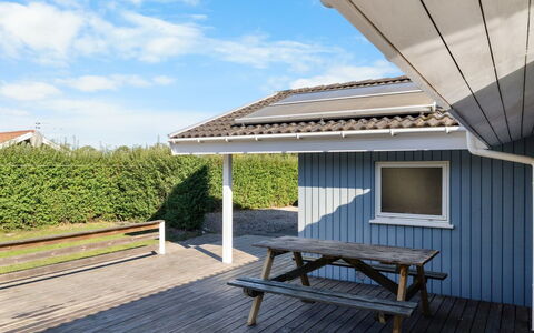 Sybil - 350M from the Sea: Toit, Domicile, Porte, Chalet, Ombre, Siding, Cour, Biens, Arrière-Cour