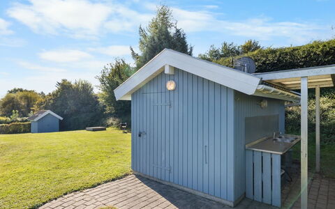 Sybil - 350M from the Sea: Toit, Domicile, Porte, Chalet, Ombre, Siding, Cour, Biens, Arrière-Cour
