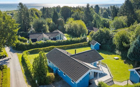 Sybil - 350M from the Sea: Toit, Domicile, Porte, Chalet, Ombre, Siding, Cour, Biens, Arrière-Cour