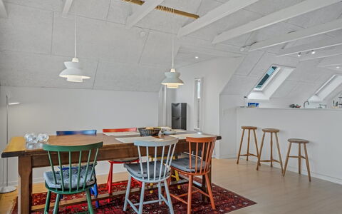 Launo - 300M from the Sea: Meubles, Design Intérieur, Sol, Chaise, Sol, Bois, Plafond, Luminaire, Table, Salle À Manger