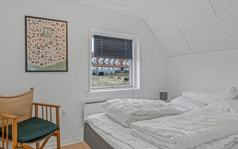 Launo - 300M from the Sea: Mur, Bois, Chambre, Sol, Plafond, Lit, Sol, Literie, Drap De Lit, Design Intérieur