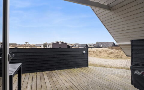 Launo - 300M from the Sea: Bois, Architecture, Composite, Planche, Porte, Plate-Forme, Dur, Parquet, Ombre