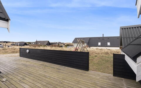 Launo - 300M from the Sea: Bois, Toit, Composite, Planche, Pente, Siding, Dur, Daylighting, Plate-Forme