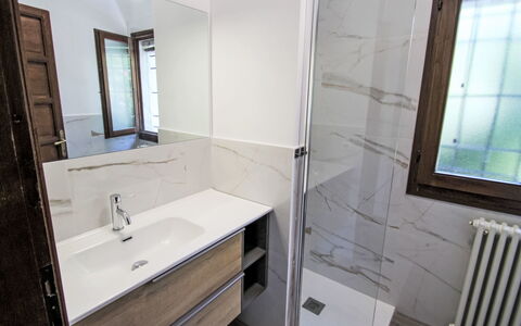 Il Poggio: Sol, Sol, Lavabo, Luminaire Plomberie, Armoire De Toilette, Miroir, Design Intérieur, Évier, Salle De Bains, Plomberie