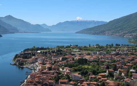 Blue Home: Montagnes Relief, L'Eau, Ressources En Eau, Zone Résidentielle, Ville, Maison, Colline, Montagne, Ville, Cotiers Et Relief Océaniques