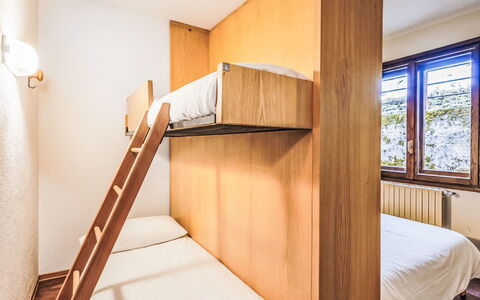 Fondue: Lit, Bois, Chambre, Drap De Lit, Design Intérieur, Literie, Cadre De Lit, Sol, Sol, Tache De Bois
