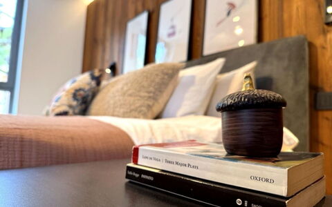 Domus Canazei: Meubles, Lit, Design Intérieur, Chambre, Literie, Mur, Drap De Lit, Bois, Sol, Linge