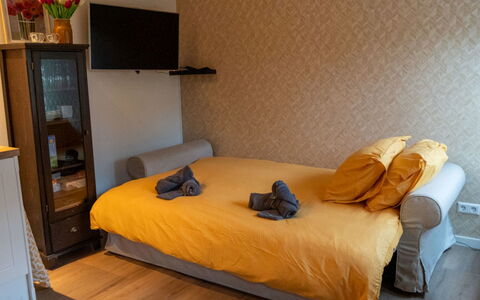 Bloem 'N Zee: Meubles, Sol, Chambre, Sol, Design Intérieur, Lit, Bois, Pièce, Drap De Lit, Linge
