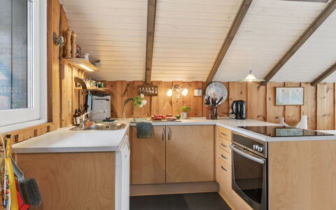 Elfrede - 900M from the Sea: Bois, Cuisine, Plafond, Meubles, Design Intérieur, Pièce, Comptoir, Domicile, Tache De Bois, Cabinetry