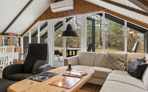 Elfrede - 900M from the Sea: Bois, Design Intérieur, Plafond, Canapé, Domicile, Meubles, Salon, Sol, Pièce