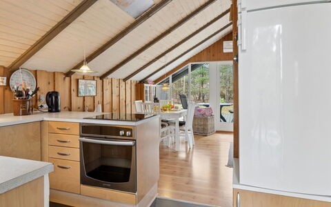 Elfrede - 900M from the Sea: Cuisine, Design Intérieur, Sol, Bois, Meubles, Plafond, Comptoir, Sol, Appareil De Cuisine, Luminaire