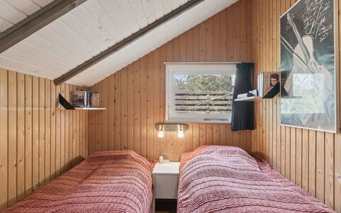 Elfrede - 900M from the Sea: Mur, Bois, Chambre, Sol, Plafond, Design Intérieur, Domicile, Sol, Lit, Tache De Bois