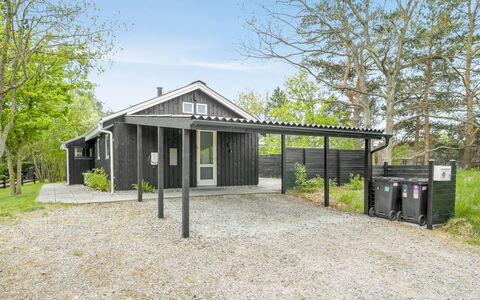 Irma - 300M from the Sea: Toit, Maison, Domicile, Chalet, Porte, Siding, Biens, Pelouse, Cour, Porche