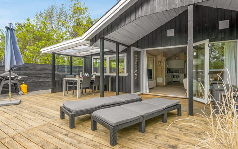 Irma - 300M from the Sea: Toit, Maison, Domicile, Chalet, Porte, Siding, Biens, Pelouse, Cour, Porche