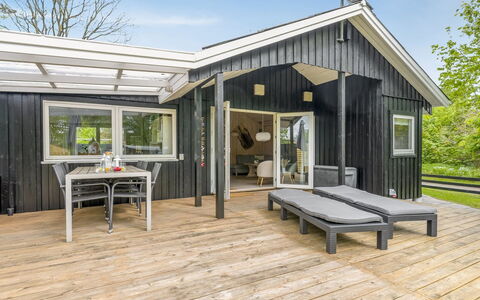 Irma - 300M from the Sea: Toit, Maison, Domicile, Chalet, Porte, Siding, Biens, Pelouse, Cour, Porche