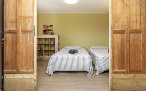 Mas Oliveres: Meubles, Mur, Bois, Design Intérieur, Sol, Sol, Pièce, Chambre, Lit, Porte