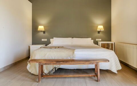 Mas Oliveres: Meubles, Design Intérieur, Lit, Mur, Chambre, Bois, Plafond, Literie, Sol, Sol