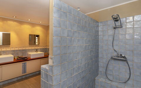 Mas Oliveres: Sol, Mur, Luminaire Plomberie, Sol, Salle De Bains, Design Intérieur, Tuile, Plomberie, Composite, Robinet