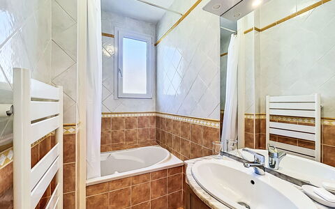 Ty Bottez: Sol, Sol, Design Intérieur, Plafond, Luminaire Plomberie, Pièce, Salle De Bains, Tuile, Plomberie, Tache De Bois