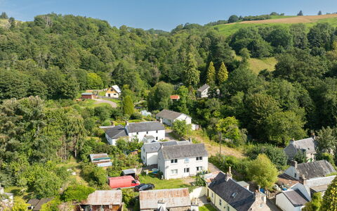 Strone Cottage: Arbre, Maison, Zone Résidentielle, Paysage, Zone Rurale, Toit, Domicile, Village, Chalet
