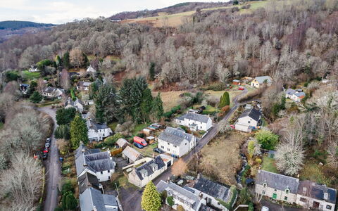 Strone Cottage: Bâtiment, Appartement, Ville, Zone Résidentielle, Architecture, Quartier, Condominium, Zone Métropolitaine, Balcon