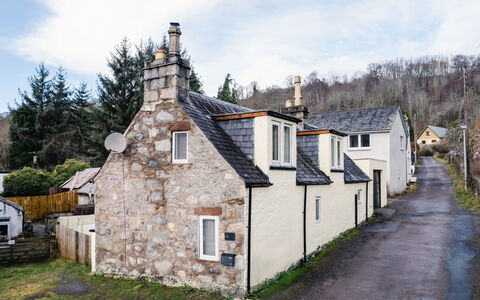 Strone Cottage: Bâtiment, Appartement, Ville, Zone Résidentielle, Architecture, Quartier, Condominium, Zone Métropolitaine, Balcon