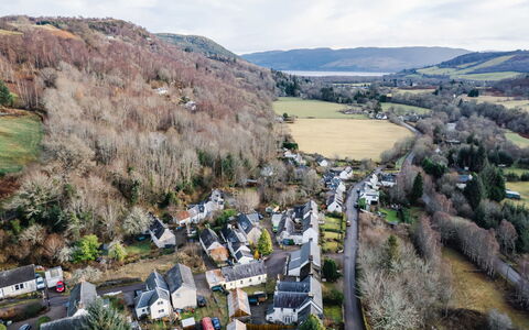 Strone Cottage: Bâtiment, Appartement, Ville, Zone Résidentielle, Architecture, Quartier, Condominium, Zone Métropolitaine, Balcon