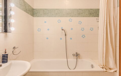 Casa Martinetta: Salle De Bains, Luminaire Plomberie, Sol, Baignoire, Design Intérieur, Sol, Robinet, Plomberie, Tuile, Douche