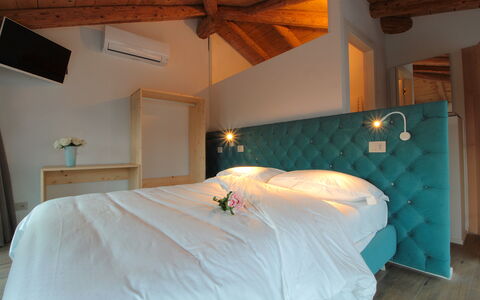 Villa Dolce Bacio, Pool and Spa, Valdobbiadene: Design Intérieur, Meubles, Chambre, Bois, Lit, Plafond, Drap De Lit, Sol, Sol, Literie