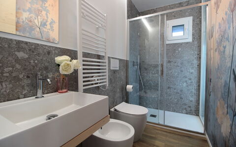 Villa Dolce Bacio, Pool and Spa, Valdobbiadene: Salle De Bains, Sol, Luminaire Plomberie, Design Intérieur, Mur, Sol, Évier, Lavabo, Toilette, Robinet