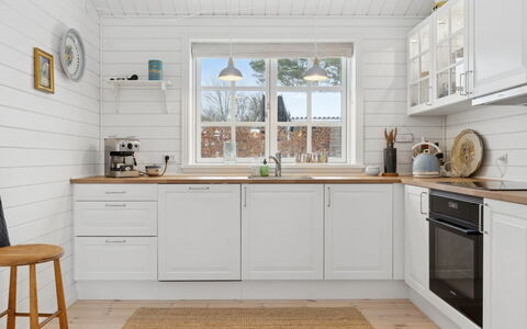 Aria - 310M from the Sea: Sol, Bois, Sol, Design Intérieur, Cuisine, Domicile, Cabinetry, Parquet, Comptoir, Tache De Bois