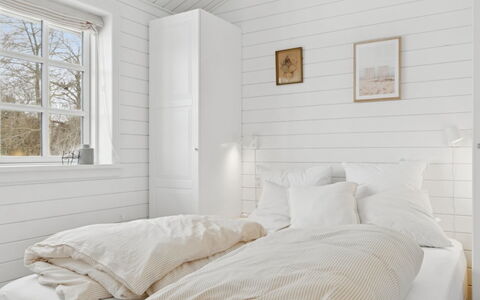 Aria - 310M from the Sea: Bois, Blanc, Chambre, Sol, Sol, Linge, Lit, Design Intérieur, Literie, Drap De Lit