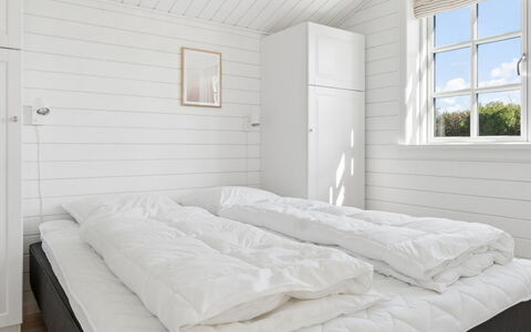 Aria - 310M from the Sea: Bois, Chambre, Planche, Dur, Literie, Lit, Cadre De Lit, Linge, Parquet, Drap De Lit