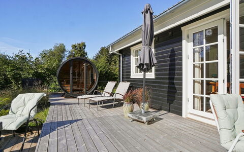 Aria - 310M from the Sea: Bois, Domicile, Chalet, Mobilier De Jardin, Lot Terre, Siding, Porche, Porte, Plate-Forme, Jardin