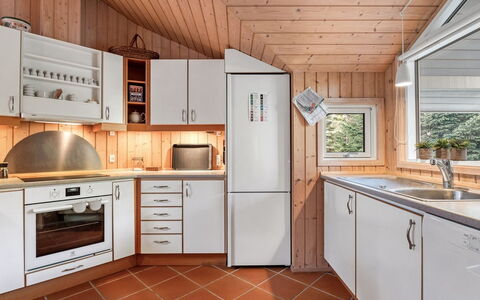 Hollie - 75M from the Sea: Cuisine, Appareil De Cuisine, Comptoir, Principaux Appliance, Design Intérieur, Bois, Sol, Cabinetry, Plafond, Meubles