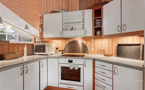 Hollie - 75M from the Sea: Cuisine, Comptoir, Appareil De Cuisine, Design Intérieur, Cabinetry, Bois, Sol, Meubles, Plafond, Principaux Appliance