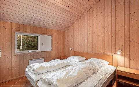Hollie - 75M from the Sea: Bois, Chambre, Plafond, Design Intérieur, Lit, Pièce, Dur, Literie, Drap De Lit, Cadre De Lit