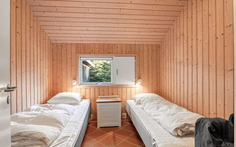 Hollie - 75M from the Sea: Bois, Plafond, Design Intérieur, Chambre, Sol, Lit, Sol, Pièce, Literie, Drap De Lit