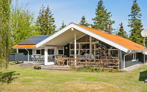 Hollie - 75M from the Sea: Meubles, Bois, Design Intérieur, Sol, Sol, Chaise, Pièce, Plafond, Salon, Appartement