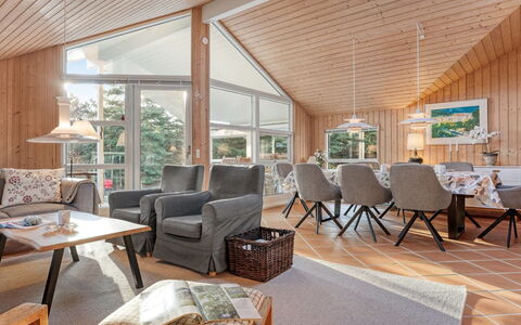 Hollie - 75M from the Sea: Meubles, Bois, Design Intérieur, Sol, Sol, Chaise, Pièce, Plafond, Salon, Appartement