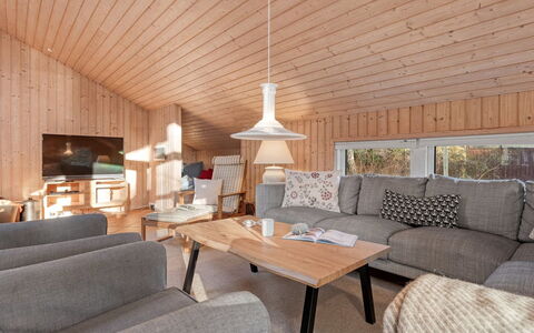 Hollie - 75M from the Sea: Meubles, Bois, Design Intérieur, Sol, Sol, Chaise, Pièce, Plafond, Salon, Appartement