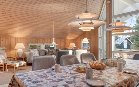 Hollie - 75M from the Sea: Meubles, Bois, Design Intérieur, Sol, Sol, Chaise, Pièce, Plafond, Salon, Appartement