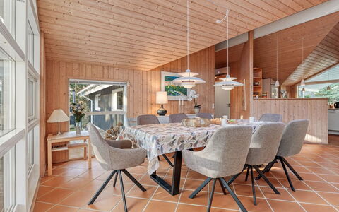 Hollie - 75M from the Sea: Meubles, Bois, Design Intérieur, Sol, Sol, Chaise, Pièce, Plafond, Salon, Appartement